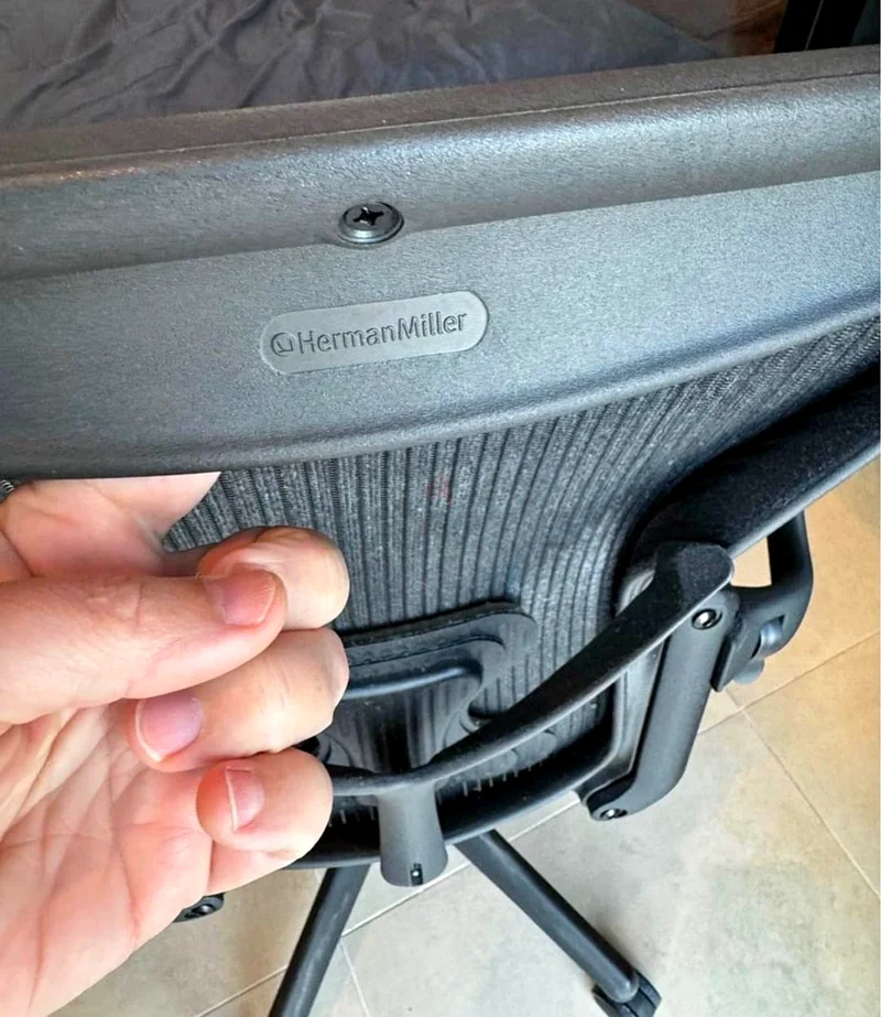 نوصي بشدة بالكرسي الكلاسيكي Aeron من شركة Herman Miller مع ميزة دعم الوضعية، الأحجام A وB وC63179391376898111