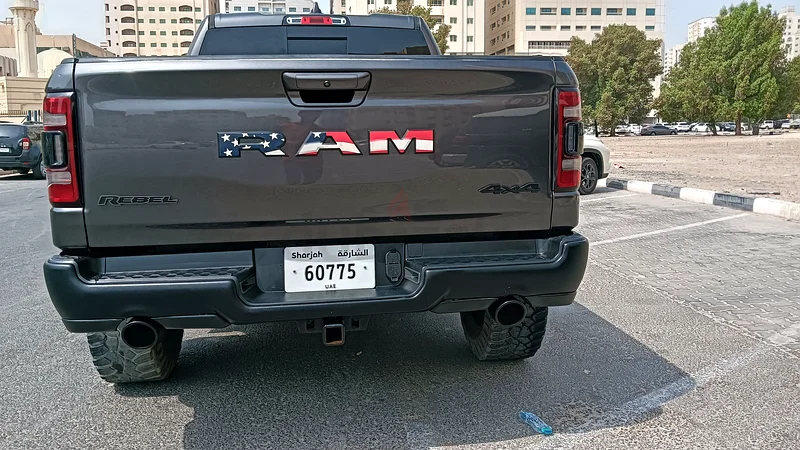 رام ريبيل 1500 من الخارج رمادي ومن الداخل أسود وأحمر63156540708354111
