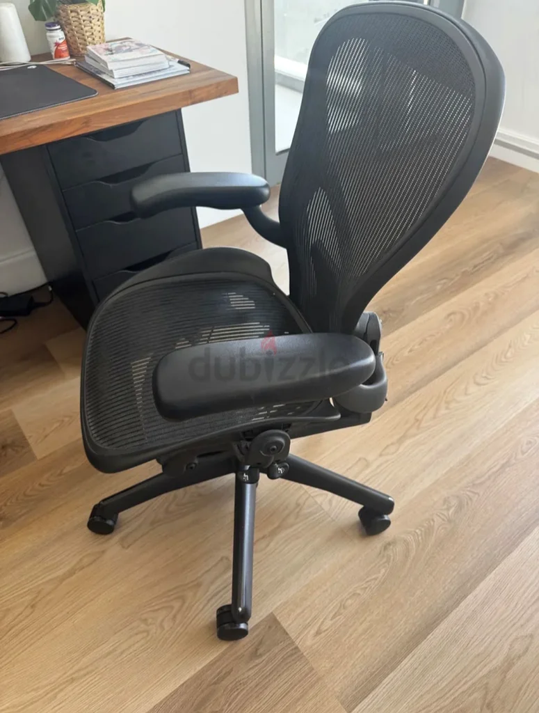 بيع كرسي Aeron Herman Miller الكلاسيكي مع ميزة PostureFit، متاح بالمقاسات A وB وC63179391365379111