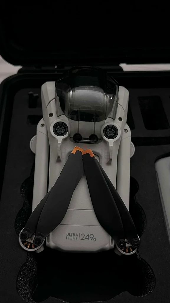 استكشف السماوات: طائرة درون من DJI مع إكسسوارات للبيع63234612184962111