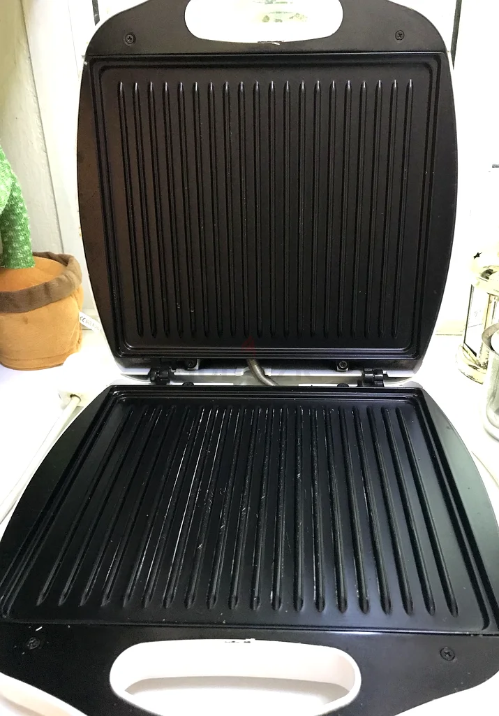 Compact Electric Grill - Perfect for Quick Meals!63168515690369112