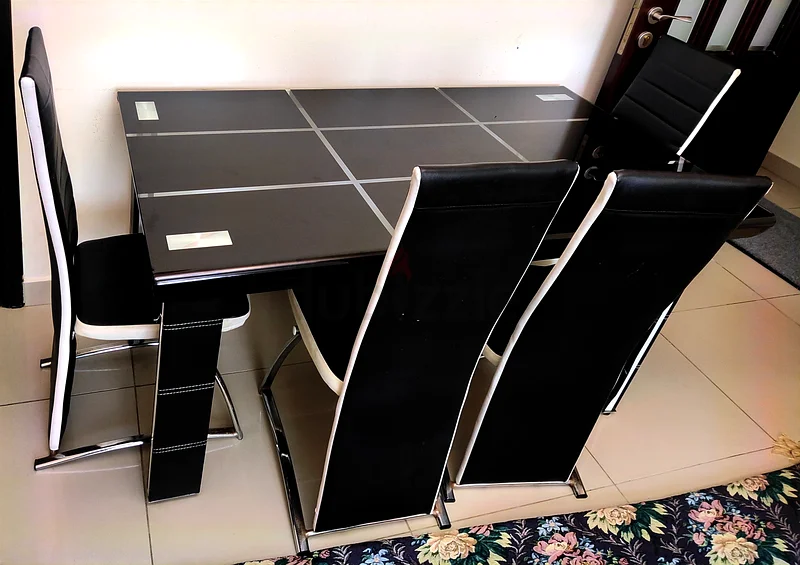 طاولة طعام بسطح زجاجي مع 5 كراسي – حالة رائعة63217328168451113