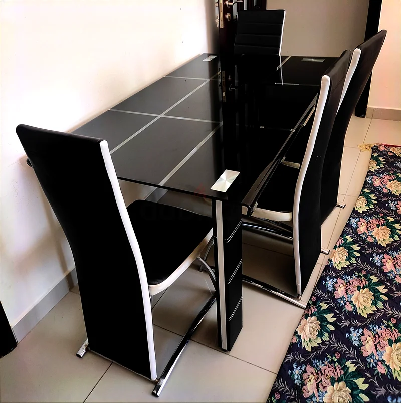 طاولة طعام بسطح زجاجي مع 5 كراسي – حالة رائعة63217328168451111