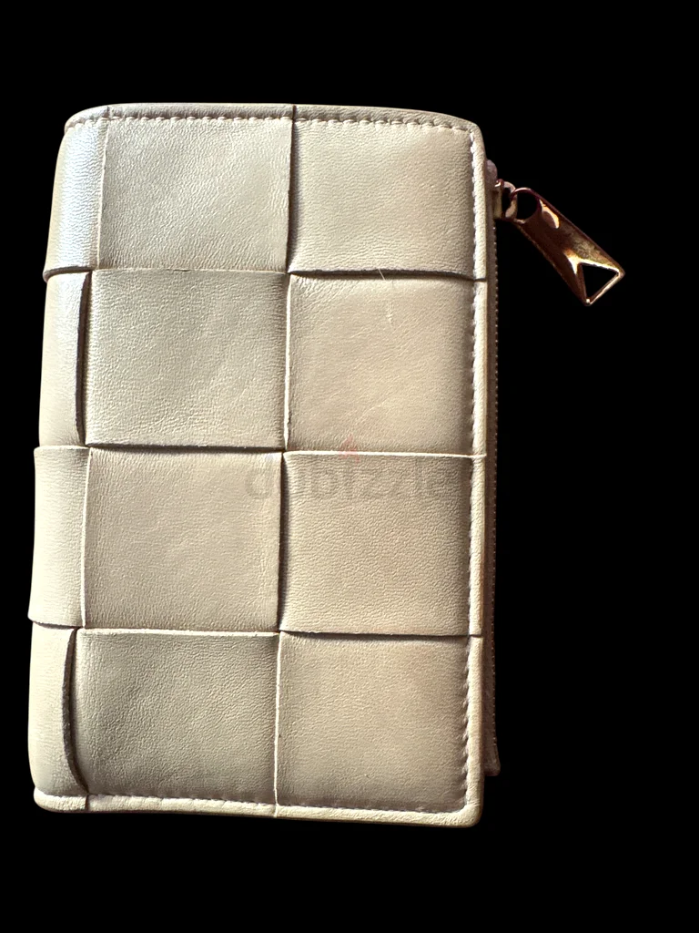Authentic Used BOTTEGA VENETA Cassette Small Bi-Fold Wallet (2650 new)63239085822467111