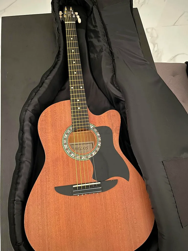 Carlos Acoustic Guitar in Excellent Condition!632301798188811129