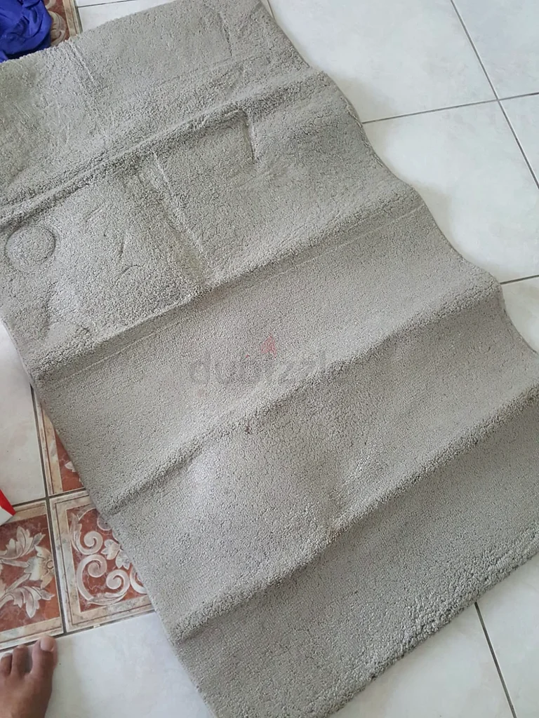 Luxurious Soft Grey Bath Mat for a Cozy Bathroom632173321406731112