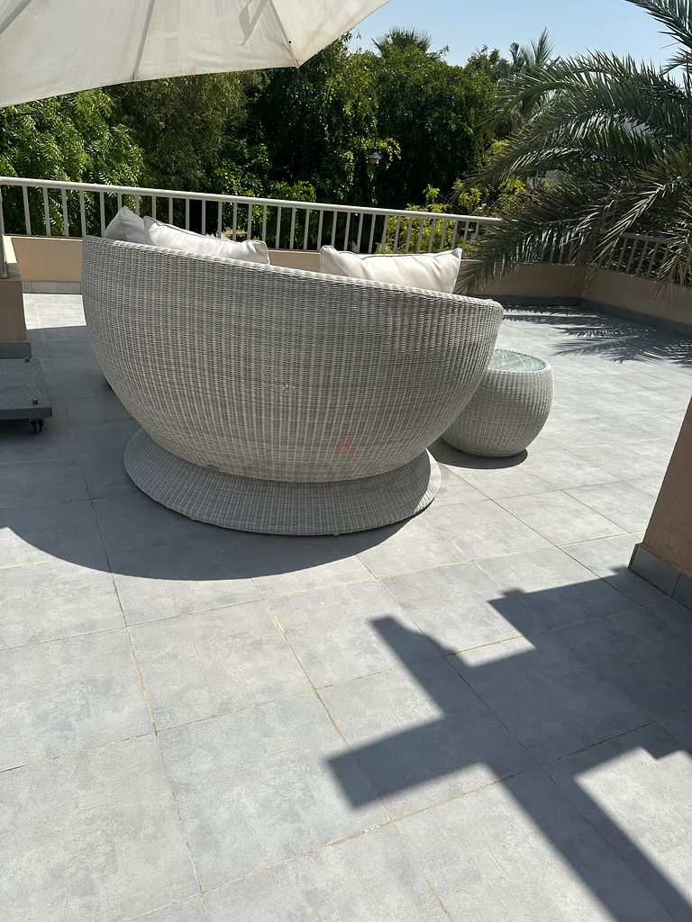 سرير نهاري أنيق مع مظلة وطاولة قهوة من زجاج مقسّى من بلومنر63190123735170112