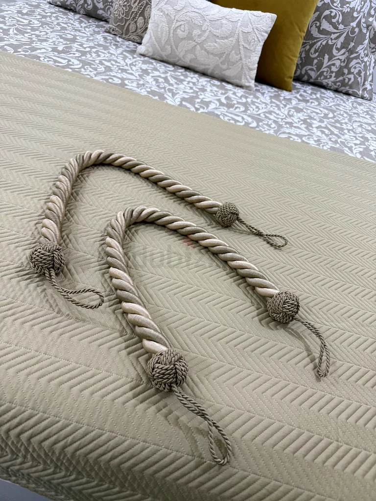 Elegant and Stylish Curtains tie backs pair63221345270018112