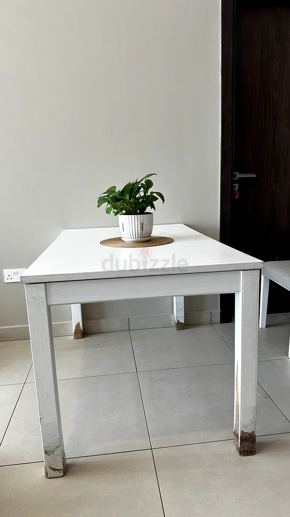 مجموعة طاولة طعام بيضاء أنيقة مع كراسي عصرية63217328177794112