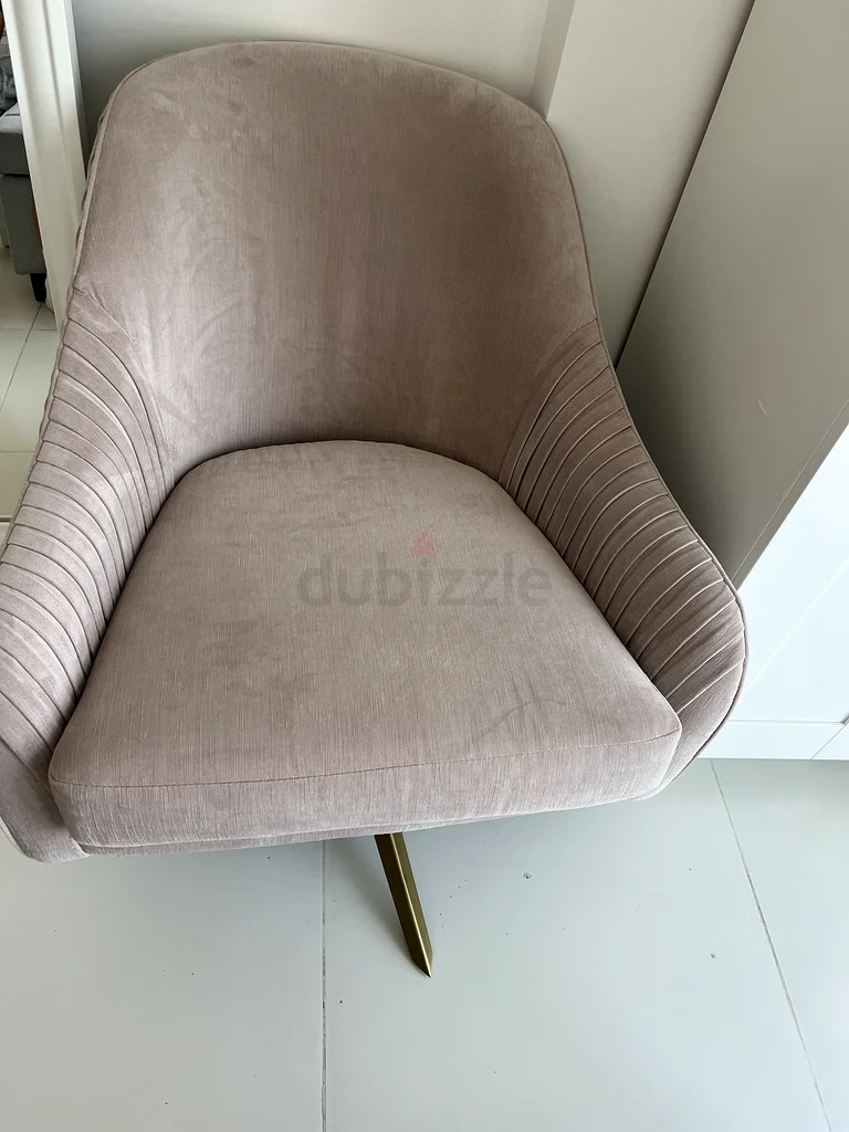 كرسي أنيق من المخمل مع تفاصيل ذهبية632168347375381115