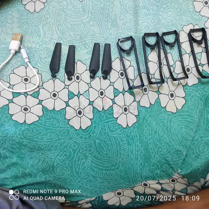طائرة مُسيرة صغيرة مع جهاز تحكم وإكسسوارات - حالة ممتازة!63240632261505115