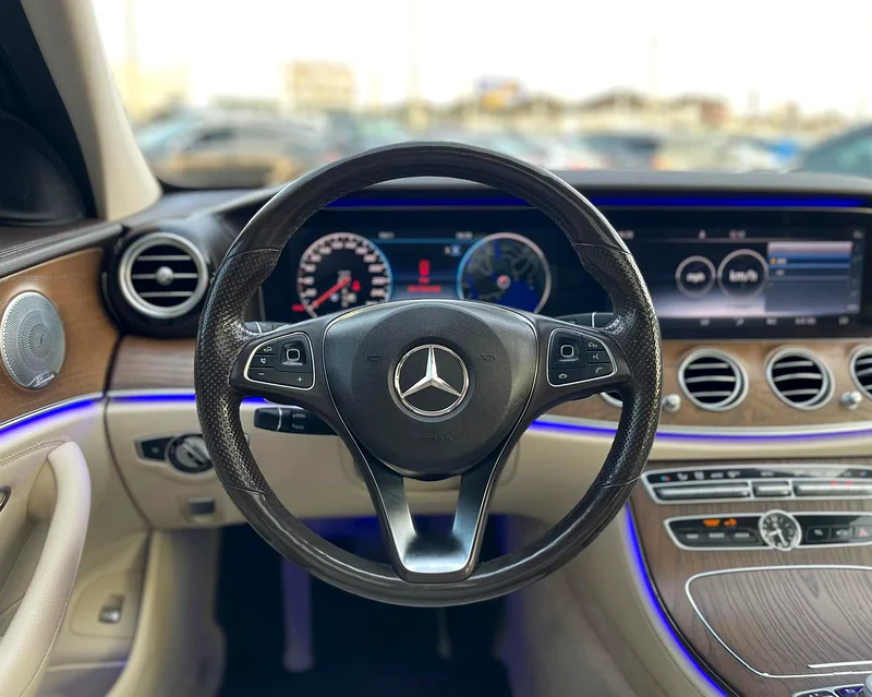 Low mileage // Large screen // Warranty // 0% down payment financing63233102667267113