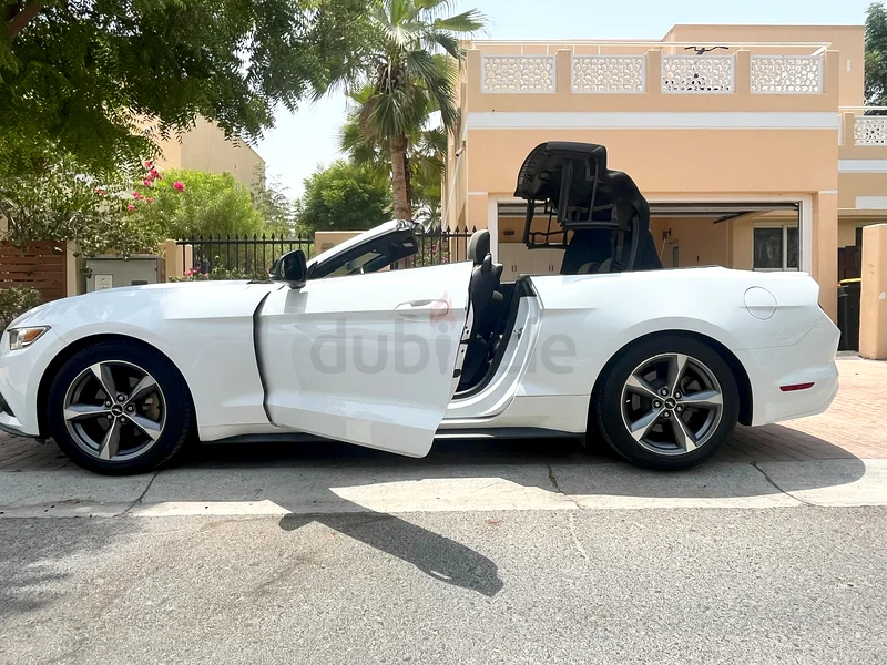 Amazing convertible in impeccable condition63167557710210114