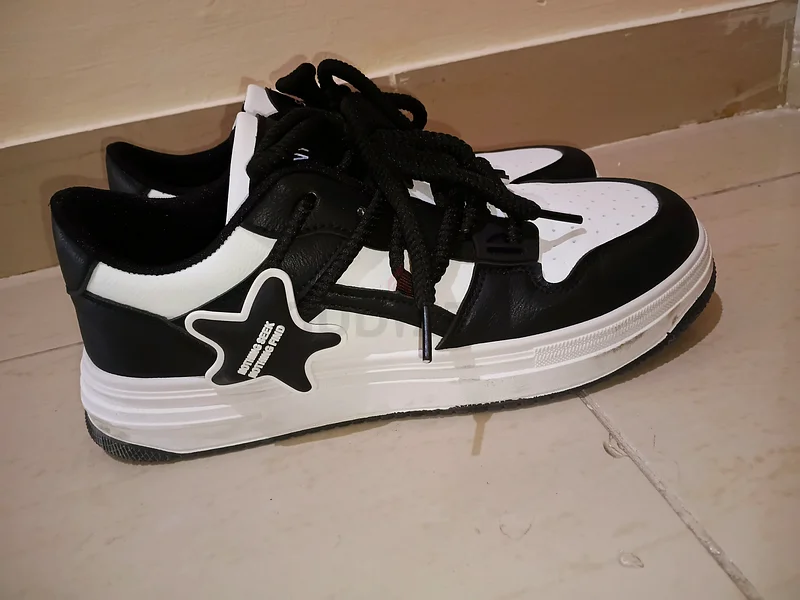 Stylish Black and White Sneakers for Sale63237615351169111