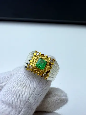 خاتم بحجر زمرد افغاني طبيعي فخم - A luxurious ring with a natural Afghan emerald stone