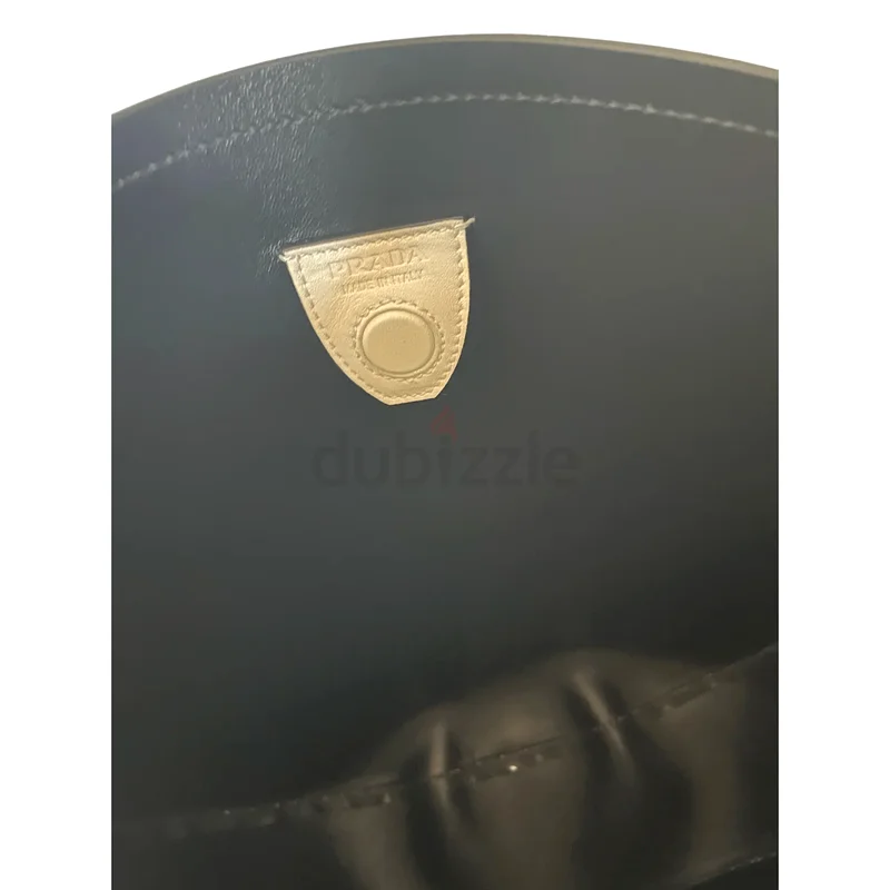 حقيبة يد بيضاء أنيقة من جلد برادا - إكسسوار لا غنى عنه!63240641873025113