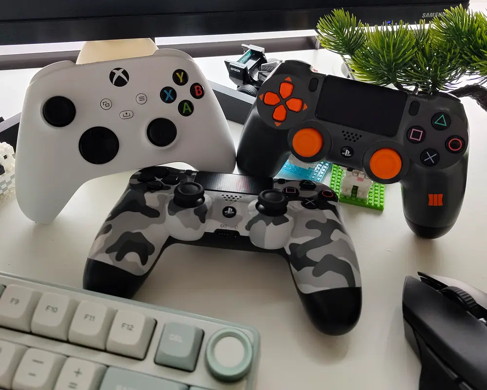PS4  Xbox series X first party controllers