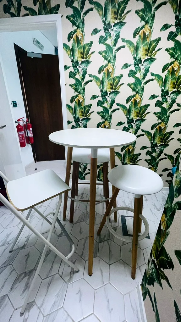 طاولة وكراسي عالية63188642839042112