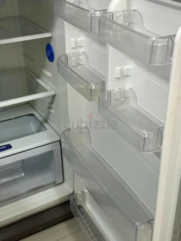 Refrigerator.-- SAMSUNG63247248510466111