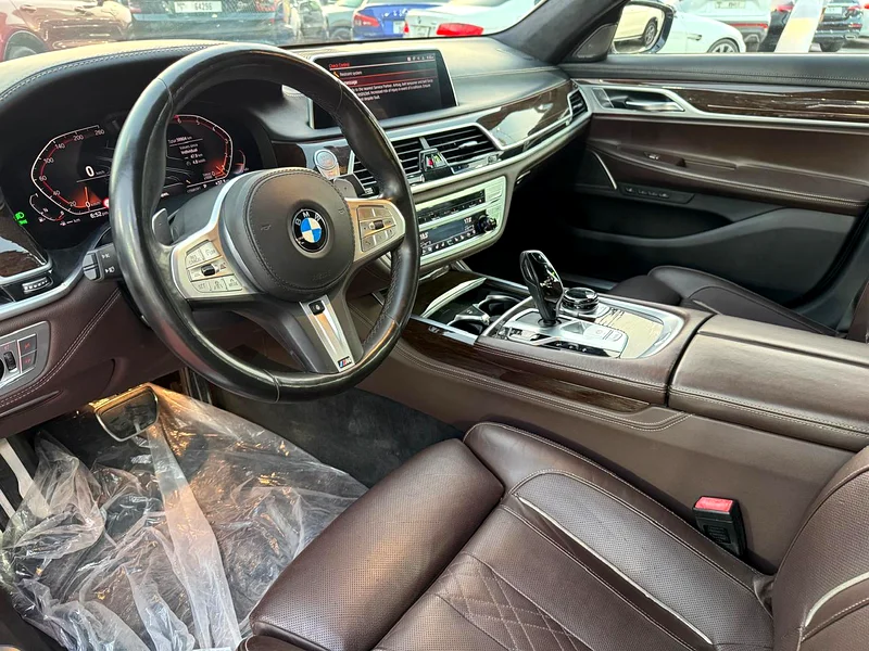 BMW 750i drive 202163176618959619111