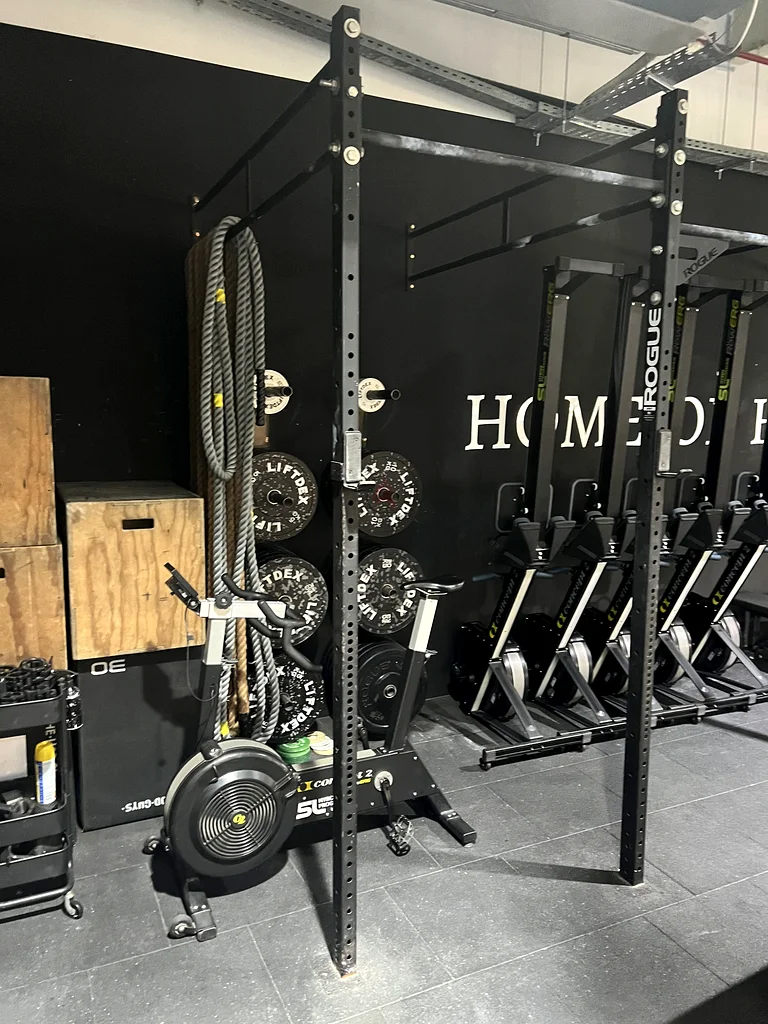رف ع rack، وألواح Liftdex، وأثقال، وأكياس رمل، إلخ (الكثير من المعدات)63170414261506111