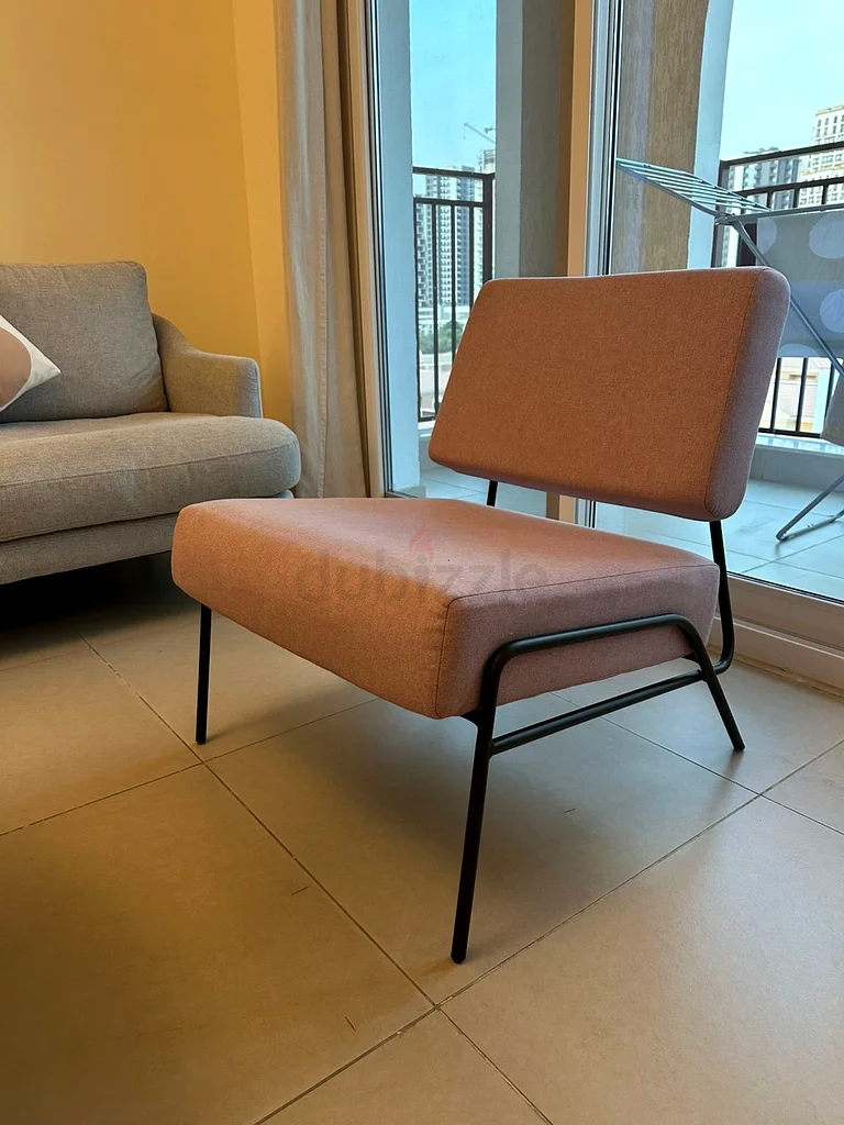 كرسي أنيق بألوان بسيطة مع لمسات وردية من West Elm63218318254083111