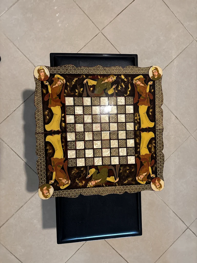 لوحة بلوط فارسية الصنع. لم تُستخدم قط وبحالة ممتازة. تأتي مع حقيبتها الخاصة.63226272278913112