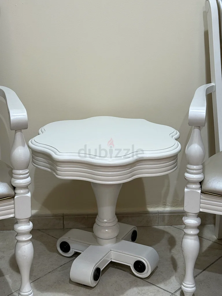 كرسي أبيض أنيق مع ظهر مبطن للبيع63218318194306112
