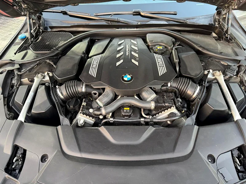 BMW 750i drive 202163176618959619112