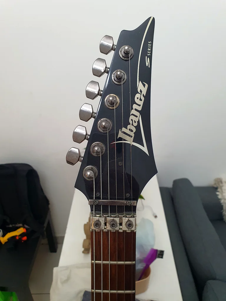 إيبانيز S470 مع بيك أب سيمور دانكان TB-4 JB تريم باكر في الجسر وبيك أب SH-2N جاز نيك همبكر في الوتر63173514522499111