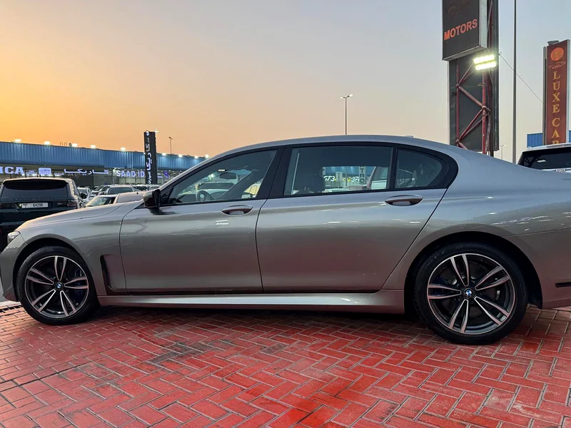 BMW 750i drive 202163176618959619113