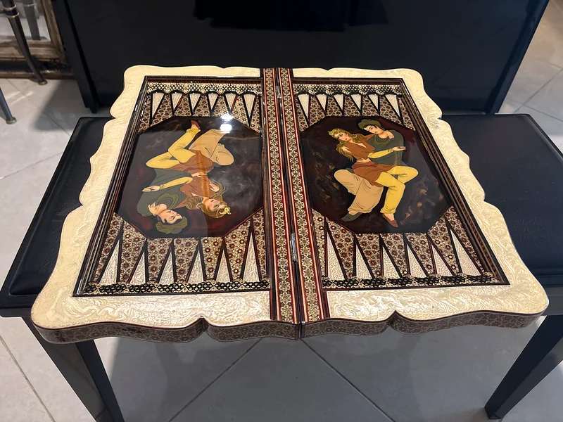 لوحة بلوط فارسية الصنع. لم تُستخدم قط وبحالة ممتازة. تأتي مع حقيبتها الخاصة.63226272278913111