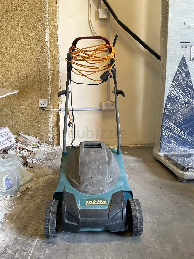 Makita Electric Lawn mower 1100W 330mm cutting width63252941010946113