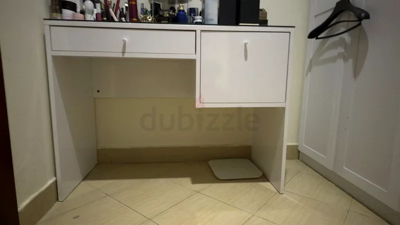 Sleek White Study Table with Drawers631891214063391116