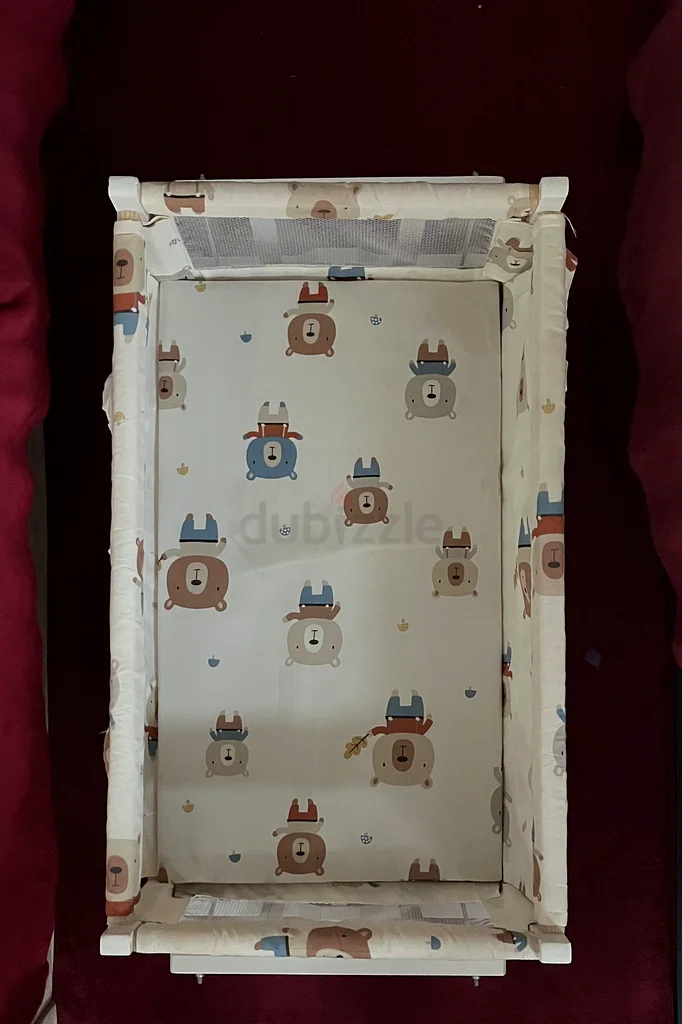 سرير رضيع صغير مع مهودة نوم مجاورة63230707644802111