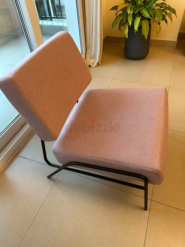 كرسي أنيق بألوان بسيطة مع لمسات وردية من West Elm63218318254083112