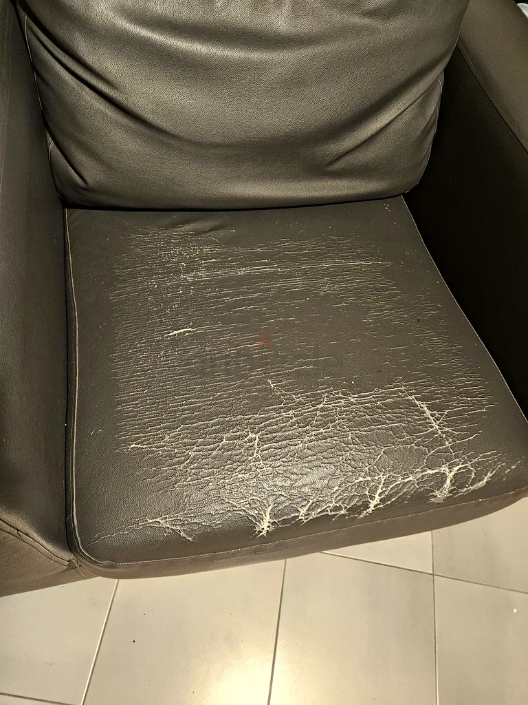 كرسي جلد PVC أنيق من مركز الأثاث للبيع - يحتاج إلى تغيير جزء صغير من مادة المقعد63218318301571111