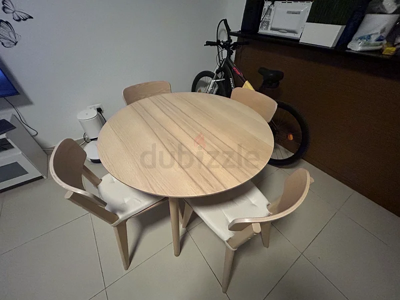 طاولة طعام مستديرة أنيقة من إيكيا مع كراسي63218317634049111
