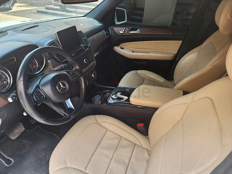 GLE 400 4Matic مع حزمة AMG63145337757827113