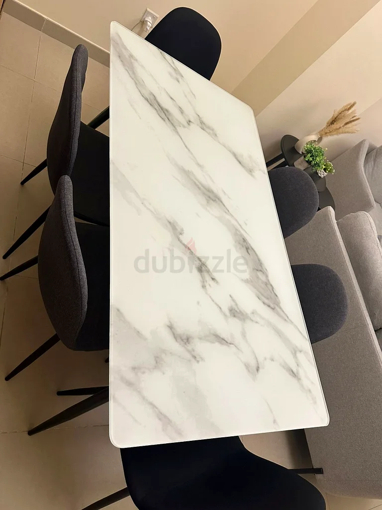 طاولة طعام ويلما بسعة 6 أشخاص مع سطح من الزجاج و6 كراسي (4 رمادية و2 سوداء)63218317613569112