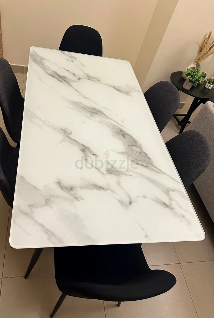 طاولة طعام ويلما بسعة 6 أشخاص مع سطح من الزجاج و6 كراسي (4 رمادية و2 سوداء)63218317613569114