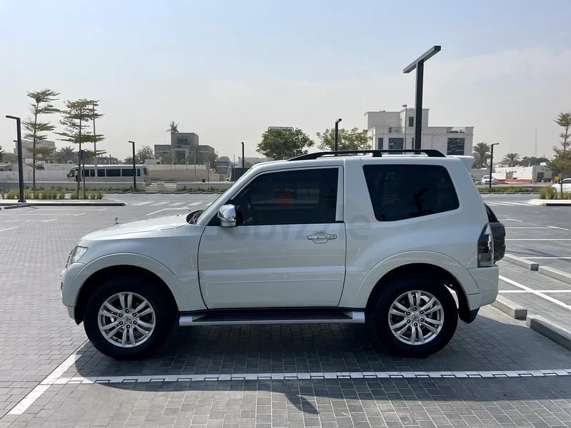 2018 (2020 registration )mitsubishi pajero GLS Top spec 3.8 3 door expat owned full service records63152750224897114