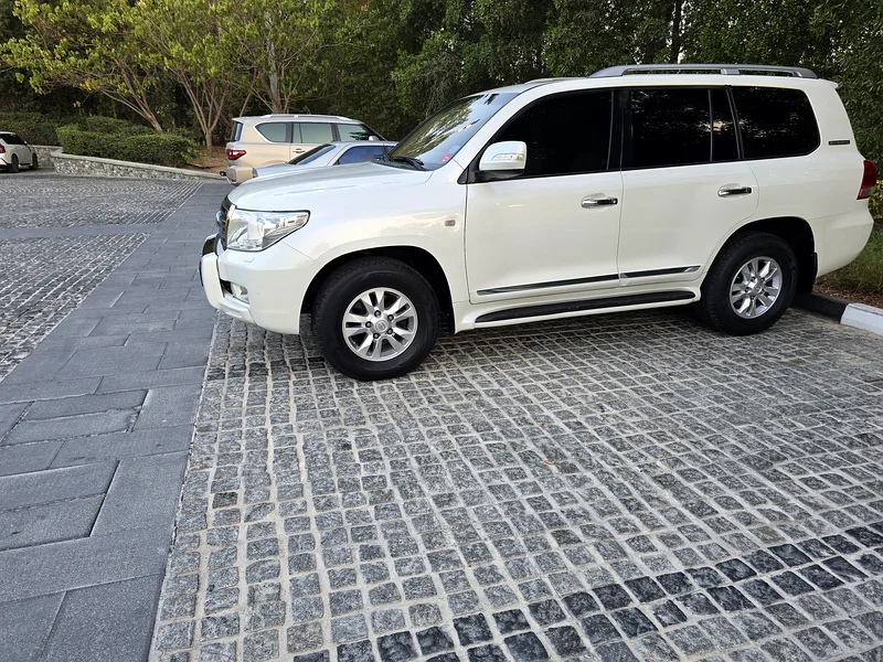 TOYOTA LAND CRUISER GXR V8 2011 FULL OPTIONS EXCELLENT CONDITION63157882556033113