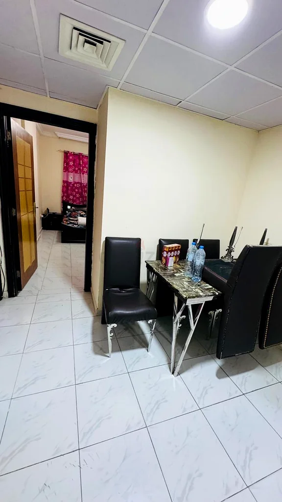 غرفة مؤثثة متاحة للأزواج أو للمديرين التنفيذيين63145816018307113