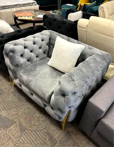 Stylish Velvet Armchair with Elegant Tufted Design