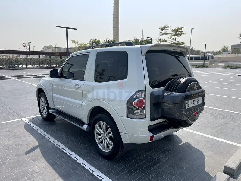 2018 (2020 registration )mitsubishi pajero GLS Top spec 3.8 3 door expat owned full service records63152750224897113