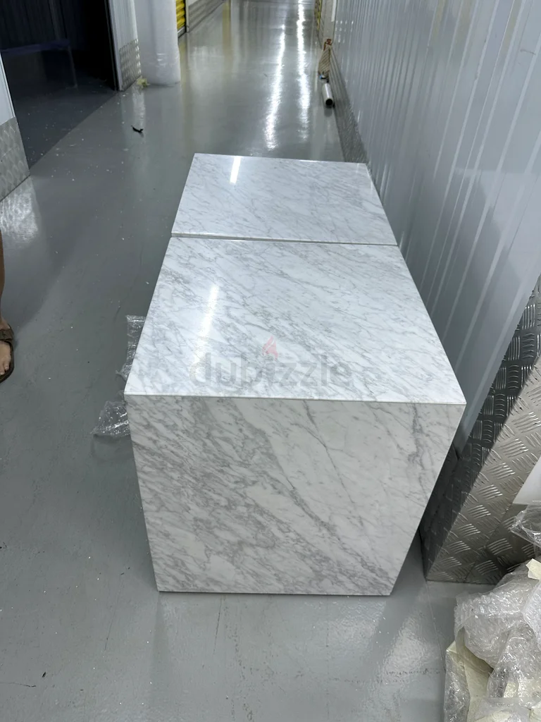 2 × طاولة جانبية أنيقة من الرخام بيير من ويليامس سونوما63187703393794114