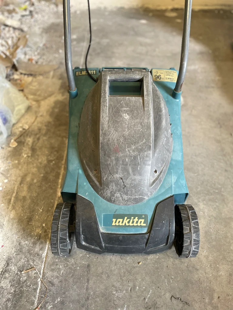 Makita Electric Lawn mower 1100W 330mm cutting width63252941010946114