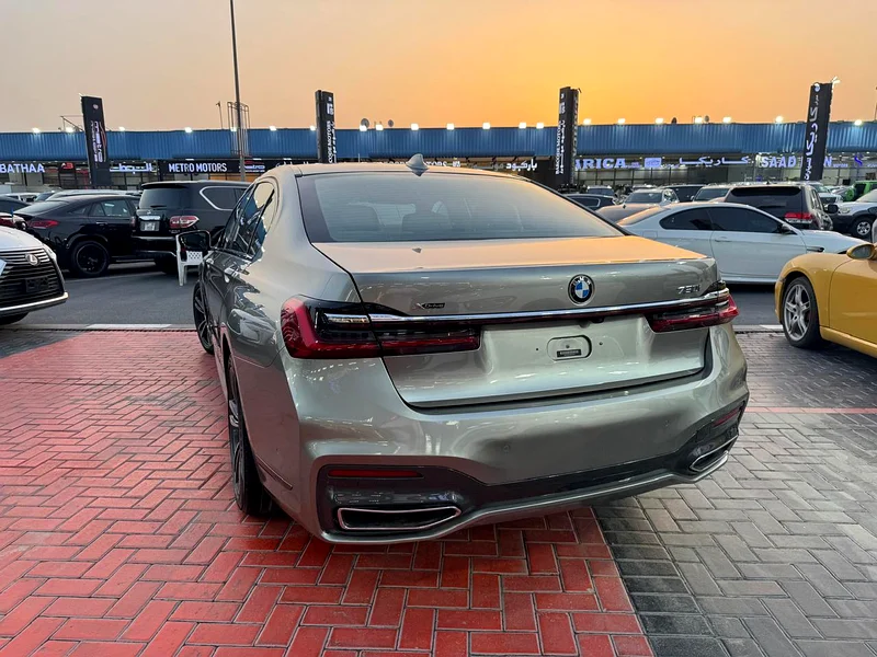 BMW 750i drive 202163176618959619114