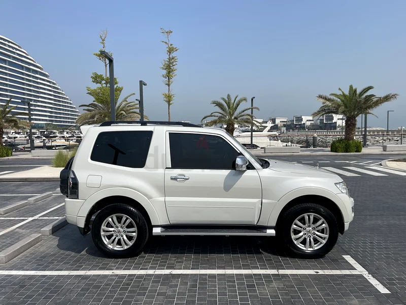 2018 (2020 registration )mitsubishi pajero GLS Top spec 3.8 3 door expat owned full service records63152750224897111